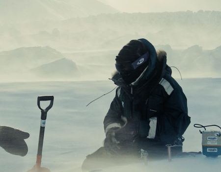 Ugo Nanni, glaciologue, pose une sonde pour écouter les glaciers.