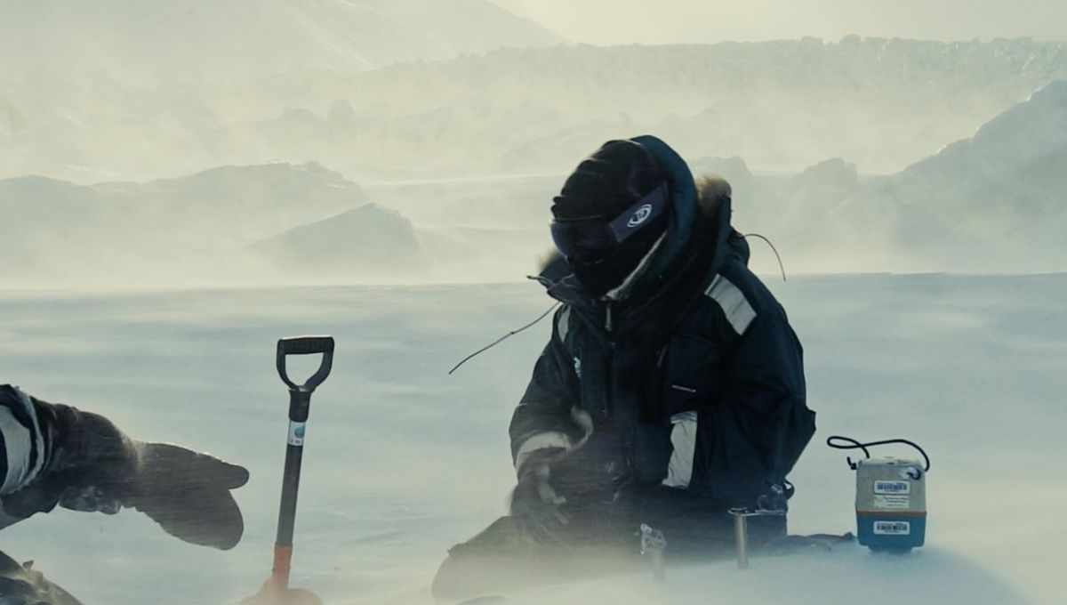 Ugo Nanni, glaciologue, pose une sonde pour écouter les glaciers.