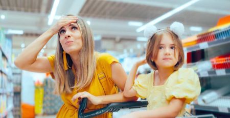 Mère et fille a supermarché - crédit photo : nicoletaionescu via Adobe Stock
