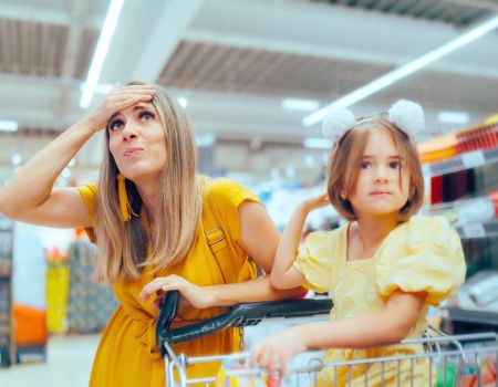Mère et fille a supermarché - crédit photo : nicoletaionescu via Adobe Stock