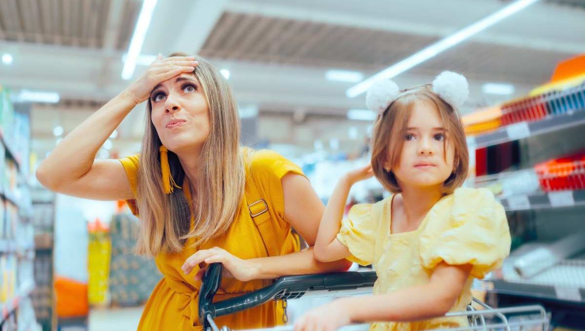 Mère et fille a supermarché - crédit photo : nicoletaionescu via Adobe Stock