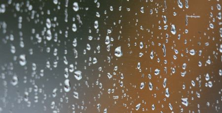 Gouttes d'eau sur une vitre.