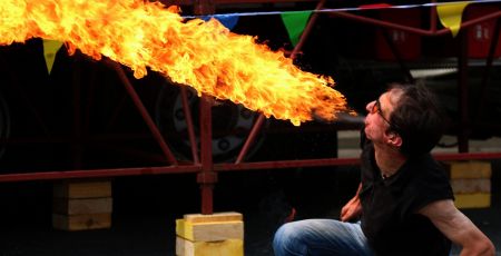 Greg Montagna cracheur de feu grand brûlé