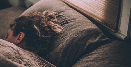 une dame dort