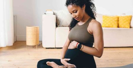Une future maman en séance de sophrologie.