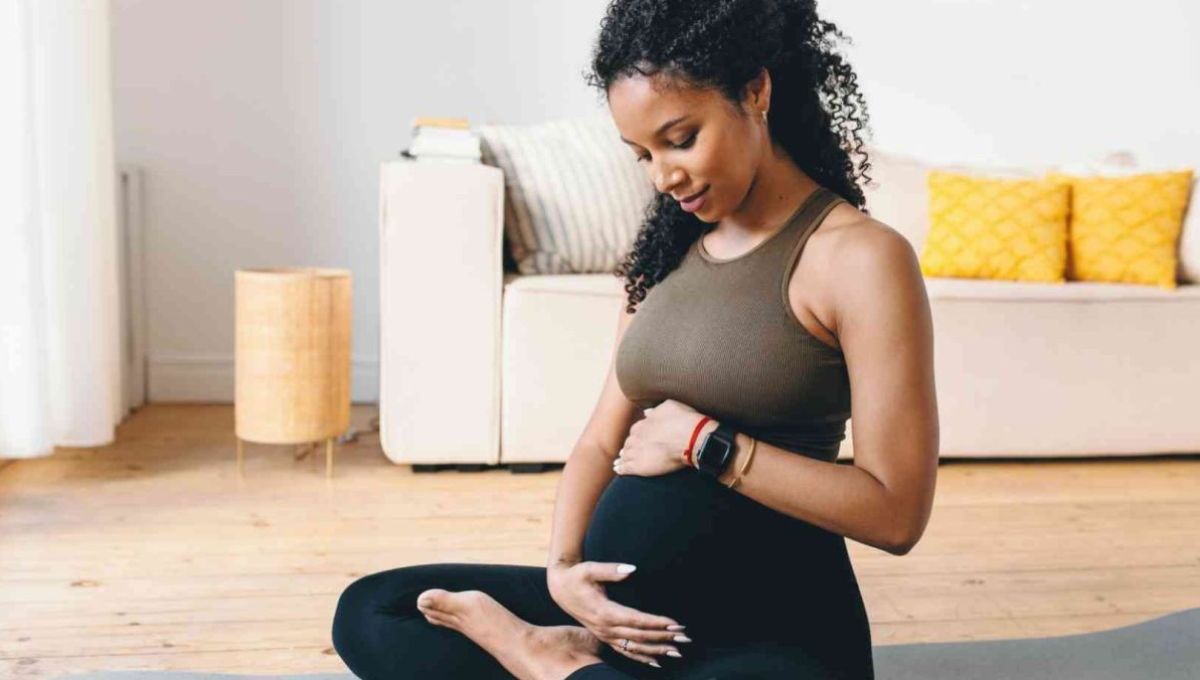 Une future maman en séance de sophrologie.