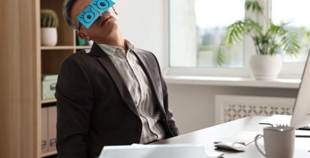 Homme qui fait la sieste - crédit photo : New Africa via Adobe Stock