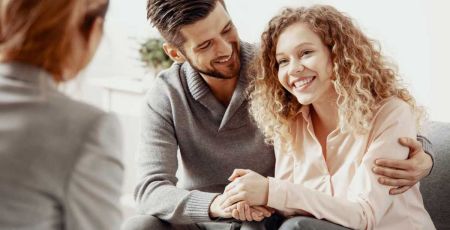 Un couple en consultation avec une haptonome