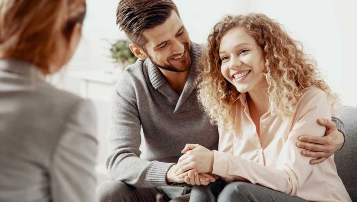 Un couple en consultation avec une haptonome