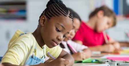 Des enfants à l'école.