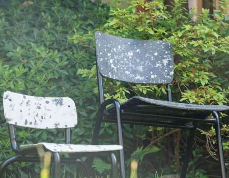 Hautes-Pyrénées : elle confectionne des chaises à partir de déchets plastiques