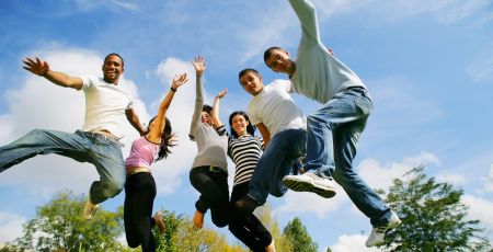 hommes et femmes souriants sautant en l'air