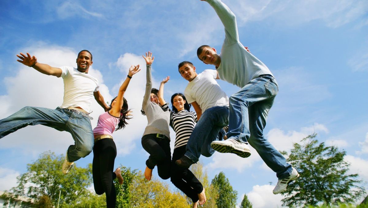 hommes et femmes souriants sautant en l'air
