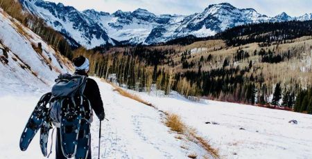 Un randonneur en montagne enneigée