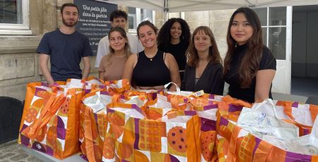Les bénévoles de l'association devant leur stand de panier repas