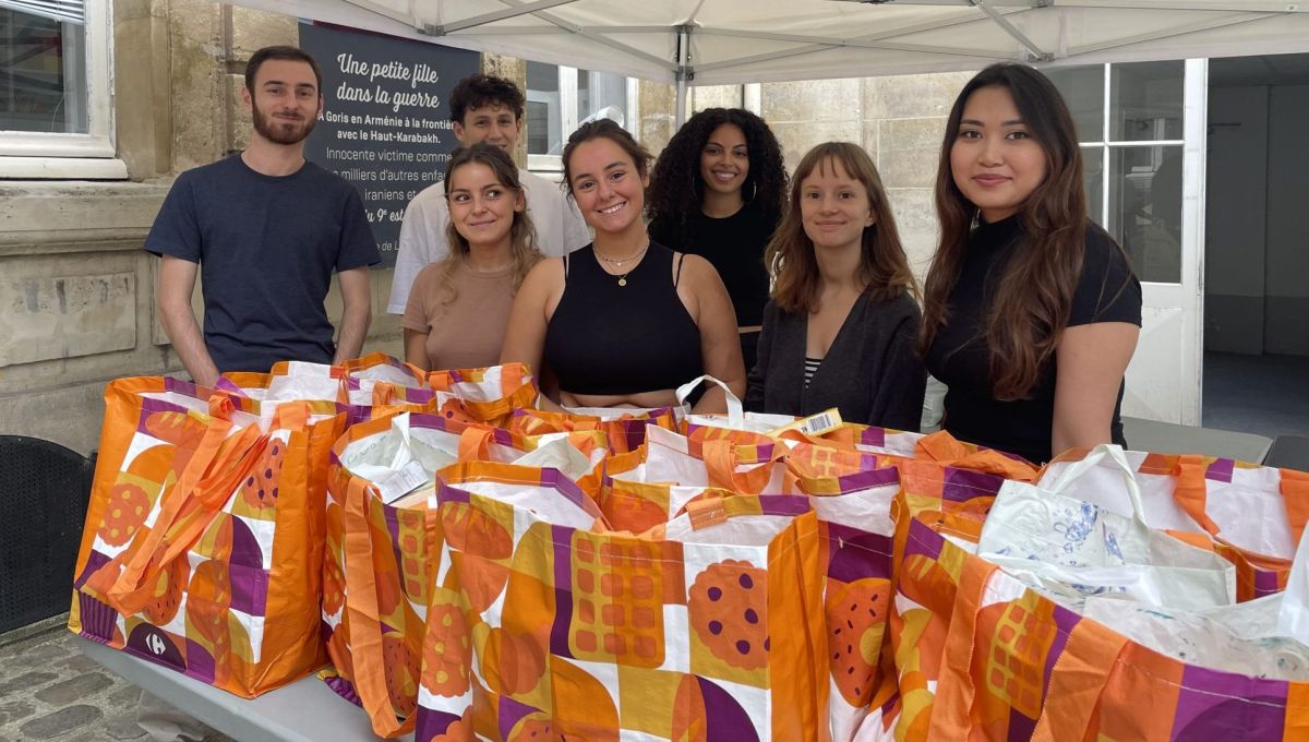 Les bénévoles de l'association devant leur stand de panier repas