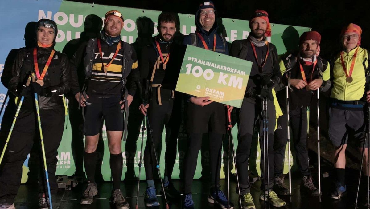 Les marcheurs du trail d'Oxfam france reçoivent leur prix à leur arrivée