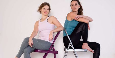 Ingrid Baisse et Priscilla Luthringer professeures de yoga sont assises sur une chaise