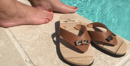 Du bois pour concevoir des sandales et des sacs à mains