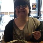 Jeanne au Reflet, souriante devant son plat
