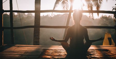 Une femme en posture de yogi.