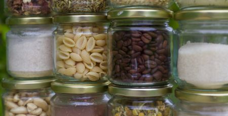 Des bocaux remplis de nourritures en vrac, sont empilés