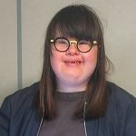 Jeanne enregistre en studio, son épisode sur la série Good Doctor.