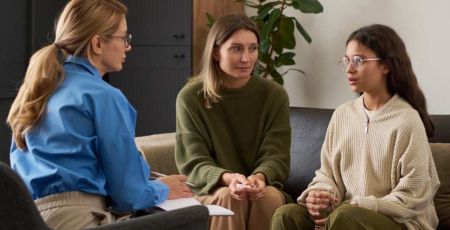 Deux femmes parlent avec une adolescente - Journée spéciale Santé mentale