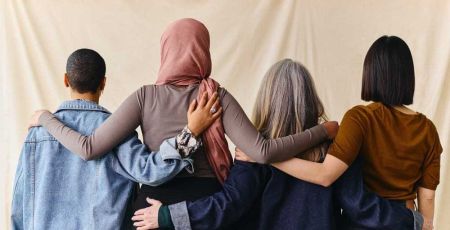Des femmes de dos