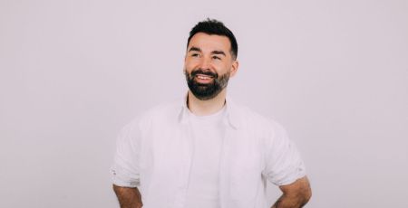 Julien Chapero : De la scène à l’ombre des projecteurs