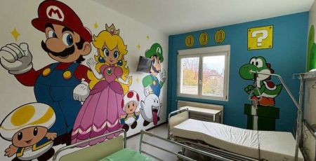 Caroline, artiste, décore les murs de sa clinique avec talent