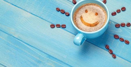 Kaffee Tasse mit Kaffeebohnen Hintergrund mit lachendem Gesicht