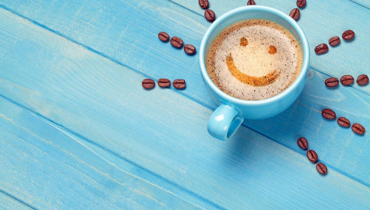 Kaffee Tasse mit Kaffeebohnen Hintergrund mit lachendem Gesicht