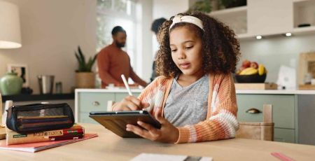 jeune fille qui utilise une tablette numérique