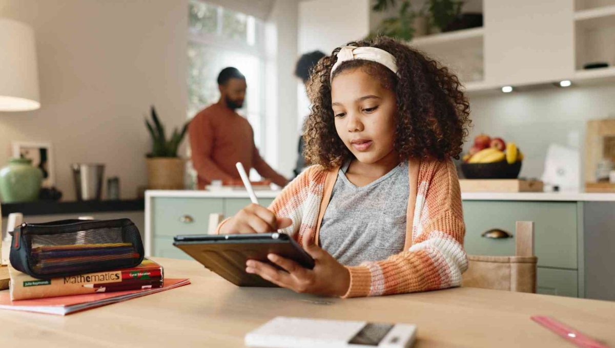 jeune fille qui utilise une tablette numérique