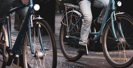 Deux personnes sont sur des vélos