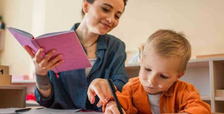 Une mère dicte un texte à son enfant dysorthographique.