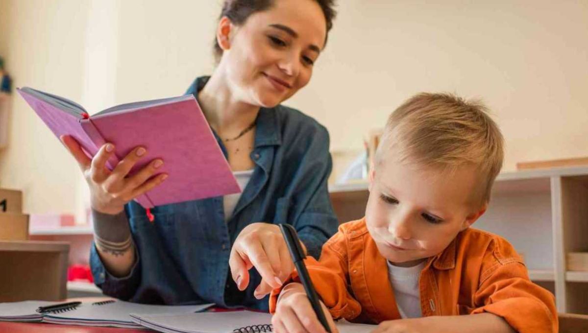 Une mère dicte un texte à son enfant dysorthographique.