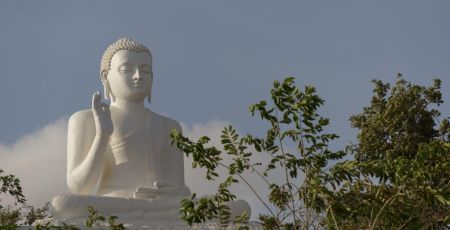 La statue du Bouddah sur le site de Mihintale à Anuradhapura au Sri-Lanka