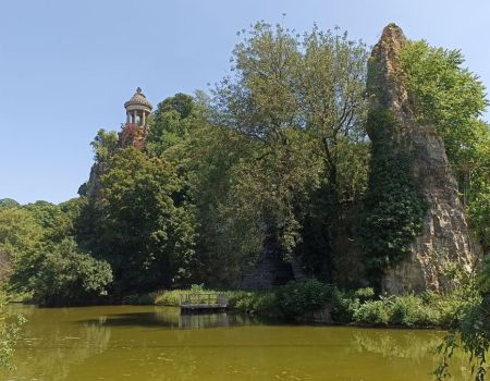 Photo de la végétation et du temple au parc des Buttes Chaumont