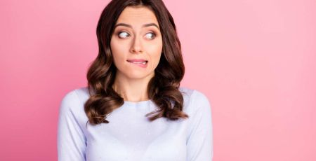 Femme qui doute - crédit photo : deagreez via Adobe Stock