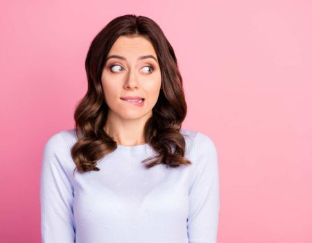 Femme qui doute - crédit photo : deagreez via Adobe Stock