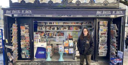 Manon Locteau face à son Kiosque à Bordeaux