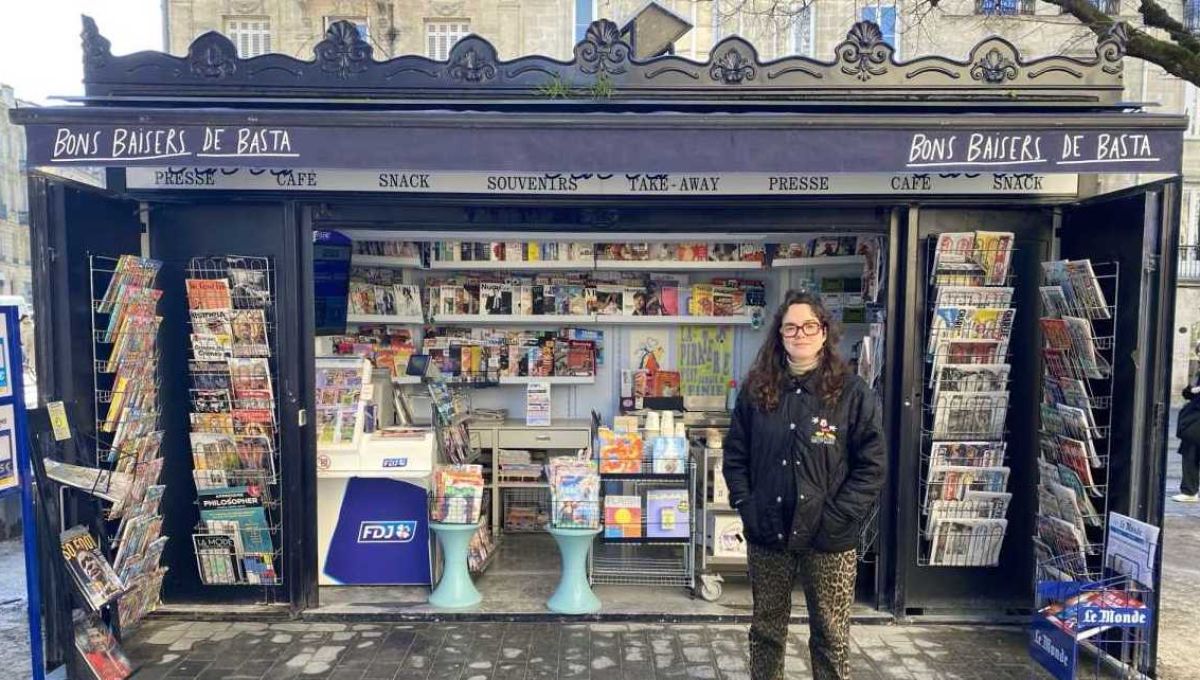 Manon Locteau face à son Kiosque à Bordeaux