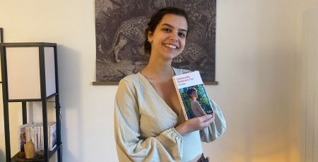Mélina et son livre inspirant.