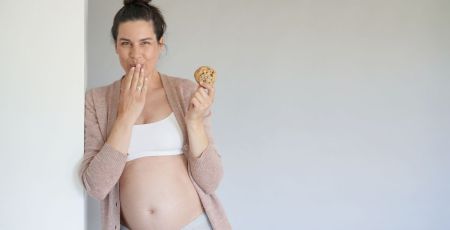 Une femme enceinte qui mange un cookie !