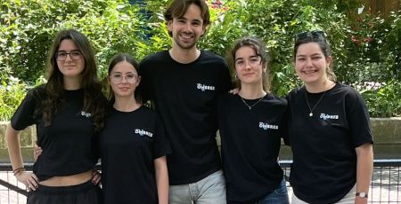 Louis Poinsignon, co-fondateur les ombres avec des jeunes filles.