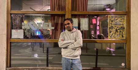 Homme debout devant bar le Motel dans Paris