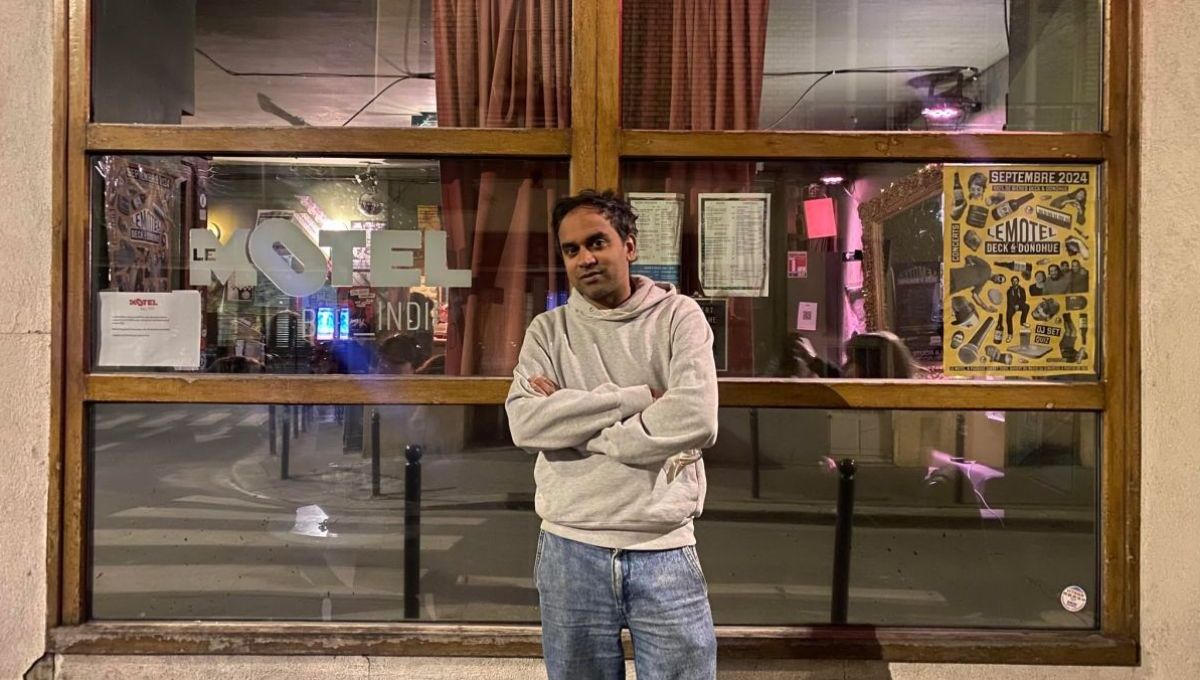 Homme debout devant bar le Motel dans Paris