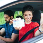 Jeune femme qui vient d'avoir son permis de conduire - crédit photo ! hedgehog94 via Adobe Stock